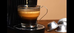 Chávena de café em máquina de cápsulas